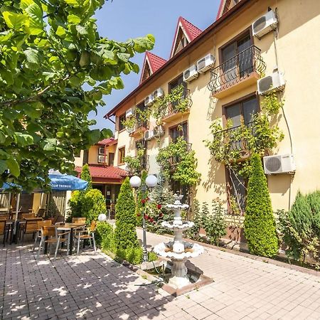 Hotel Sym Ploieşti Kültér fotó