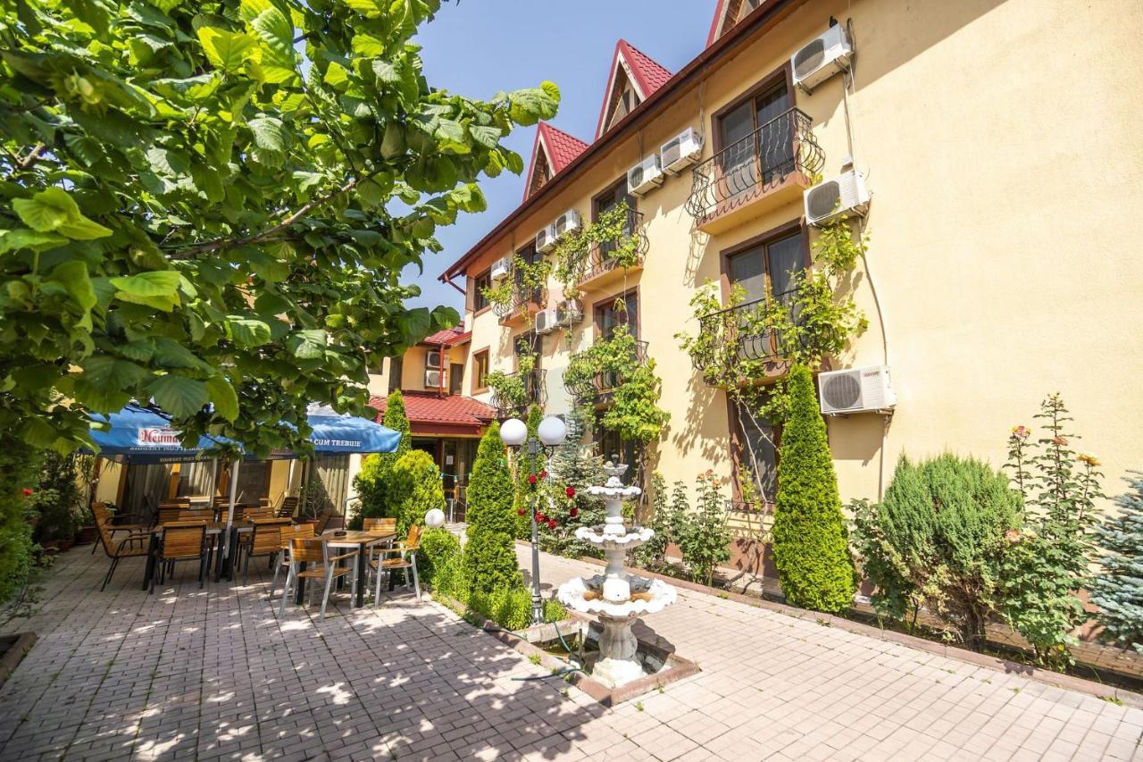 Hotel Sym Ploieşti Kültér fotó