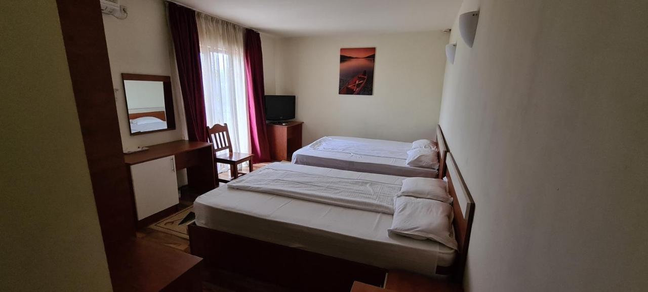 Hotel Sym Ploieşti Kültér fotó