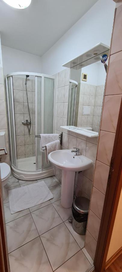 Hotel Sym Ploieşti Kültér fotó