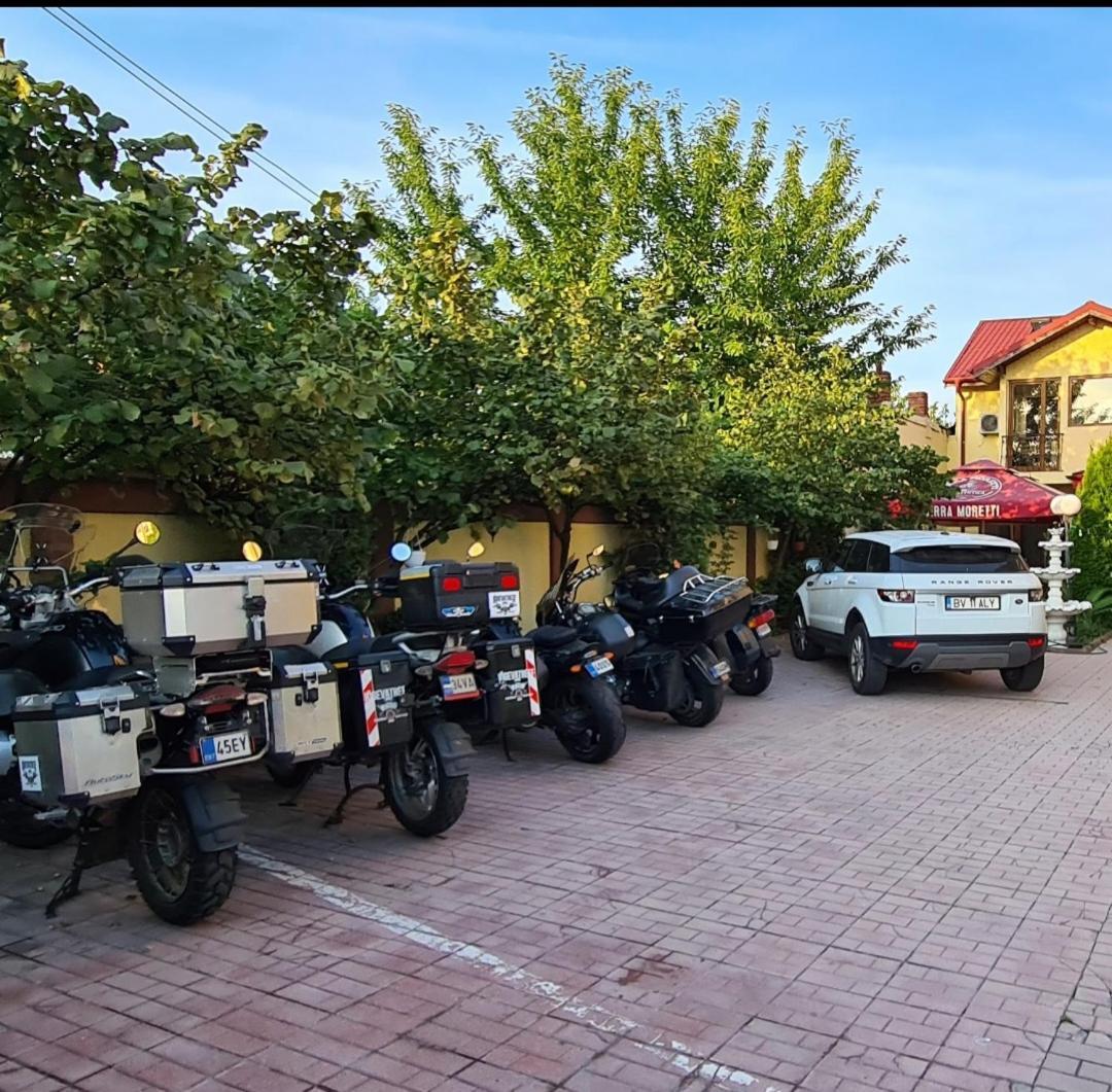 Hotel Sym Ploieşti Kültér fotó